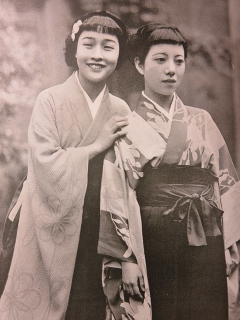 宝塚、懐かしの写真館（193）昭和12年6月、逢阪せき子、玉津真砂、櫻緋紗子、佐保美代子、小夜福子、ら（宝塚春秋） つぶやき館 (元祖